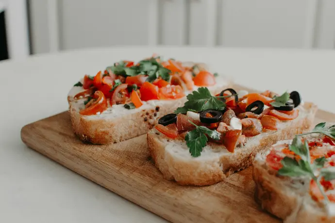 vegetable-toppes bread slices